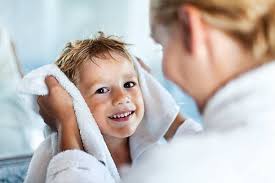 خشک کردن گوشها با حوله پس از استحمام