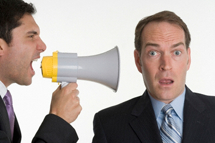 فریاد کشیدن در گوش